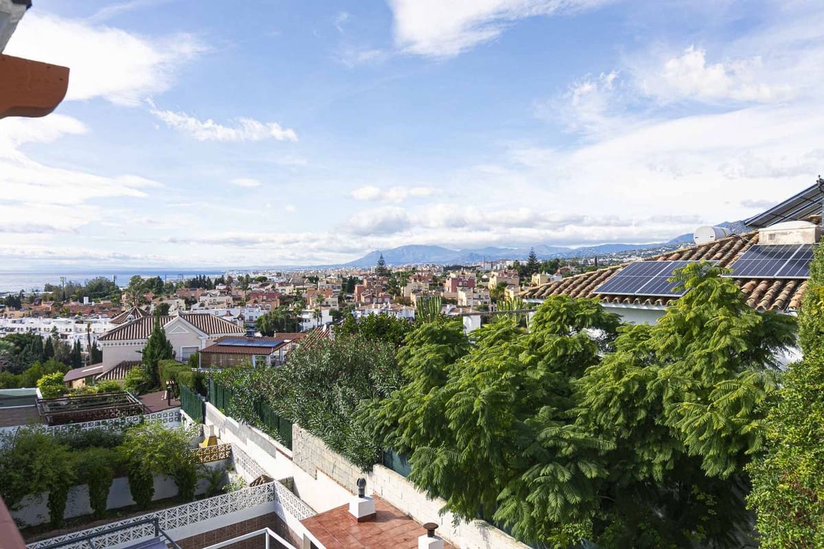 6 bedroom Townhouse for sale in Marbella with pool garage - € 610,000 (Ref: 9508087)