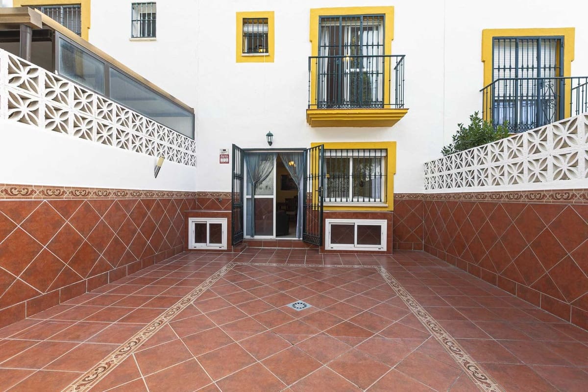 6 bedroom Townhouse for sale in Marbella with pool garage - € 610,000 (Ref: 9508087)