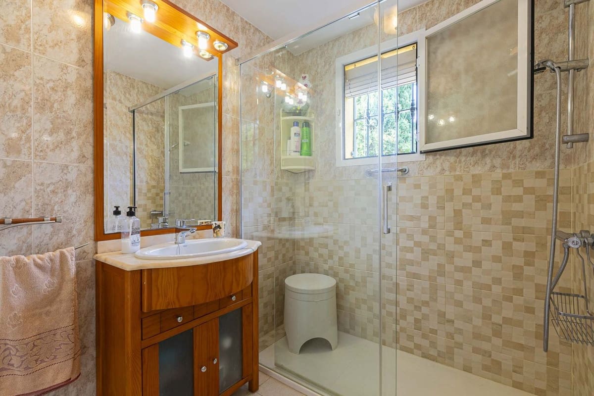 6 bedroom Townhouse for sale in Marbella with pool garage - € 610,000 (Ref: 9508087)