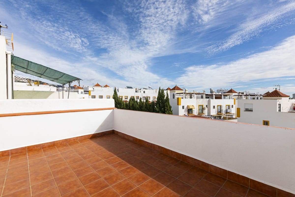 6 bedroom Townhouse for sale in Marbella with pool garage - € 610,000 (Ref: 9508087)