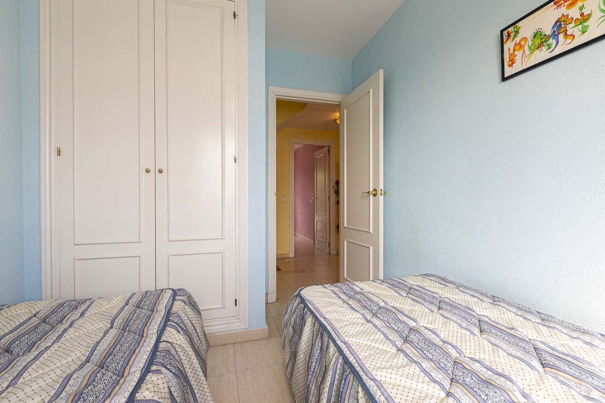 6 bedroom Townhouse for sale in Marbella with pool garage - € 610,000 (Ref: 9508087)