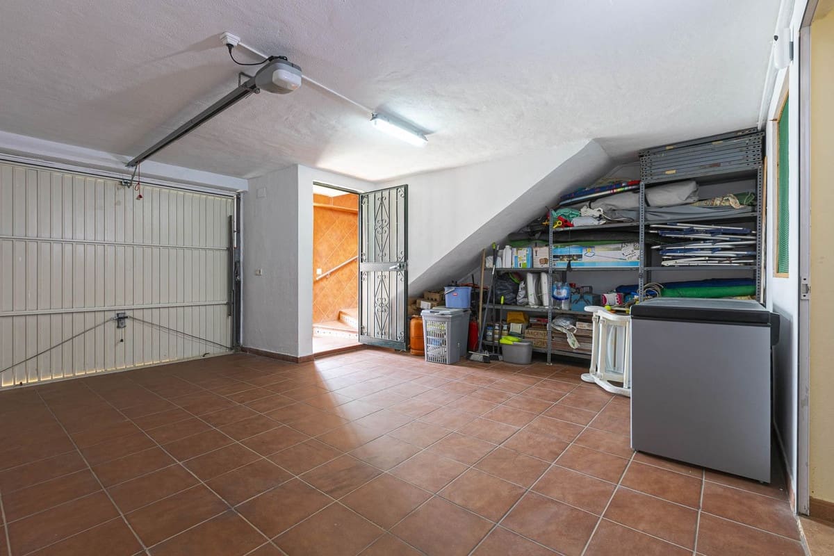 6 bedroom Townhouse for sale in Marbella with pool garage - € 610,000 (Ref: 9508087)