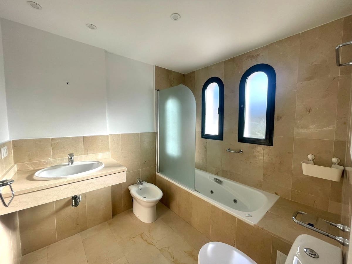 3 soveværelse Byhus til salg i Manilva med swimmingpool garage - € 600.000 (Ref: 9508092)