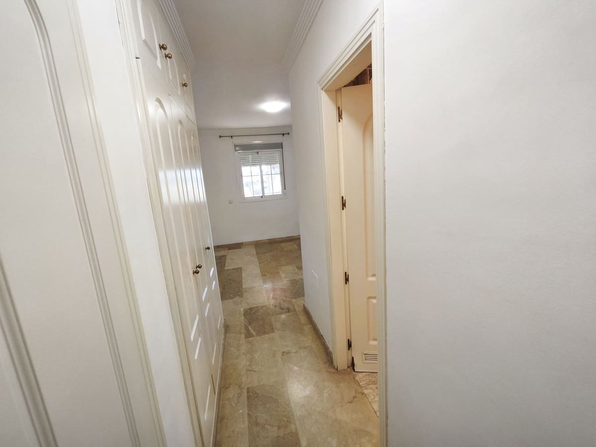 2 soveværelse Lejlighed til salg i Elviria med swimmingpool - € 339.000 (Ref: 9509412)