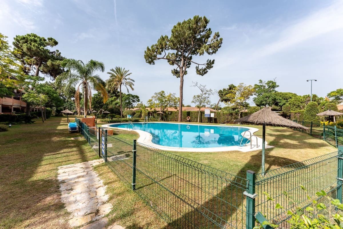 2 soveværelse Lejlighed til salg i Elviria med swimmingpool - € 339.000 (Ref: 9509412)
