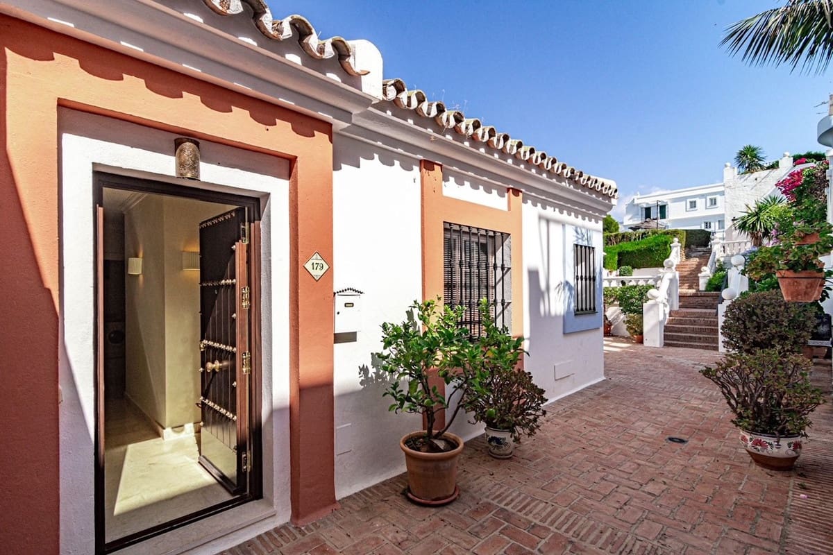 1 soverom Leilighet til salgs i Nueva Andalucia med svømmebasseng - € 347 500 (Ref: 9509450)