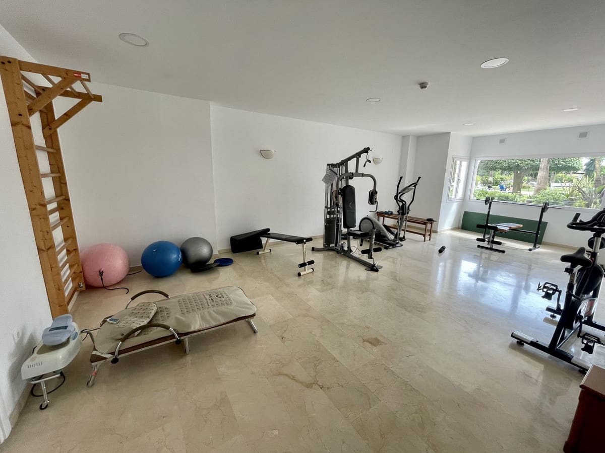 Apartamento de 2 habitaciones en Estepona en venta con piscina garaje - 345.000 € (Ref: 9509708)