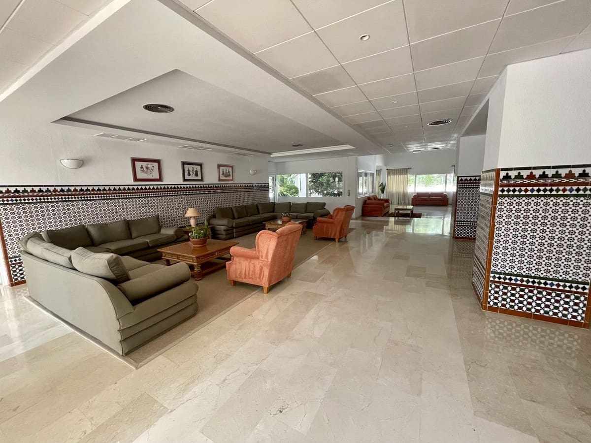 Apartamento de 2 habitaciones en Estepona en venta con piscina garaje - 345.000 € (Ref: 9509708)