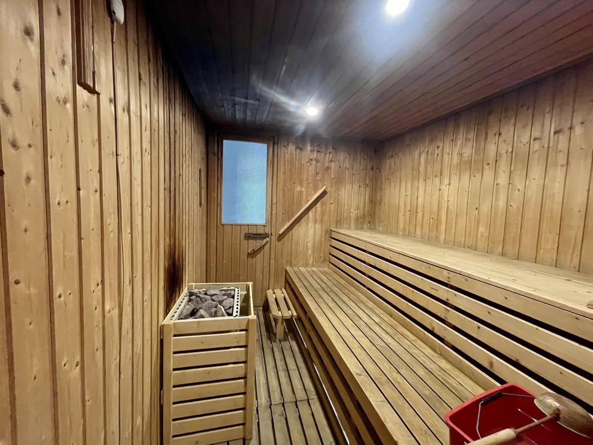 Apartamento de 2 habitaciones en Estepona en venta con piscina garaje - 345.000 € (Ref: 9509708)