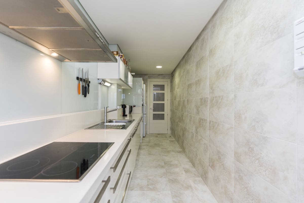 1 soverom Leilighet til salgs i Nueva Andalucia med svømmebasseng garasje - € 350 000 (Ref: 9510164)