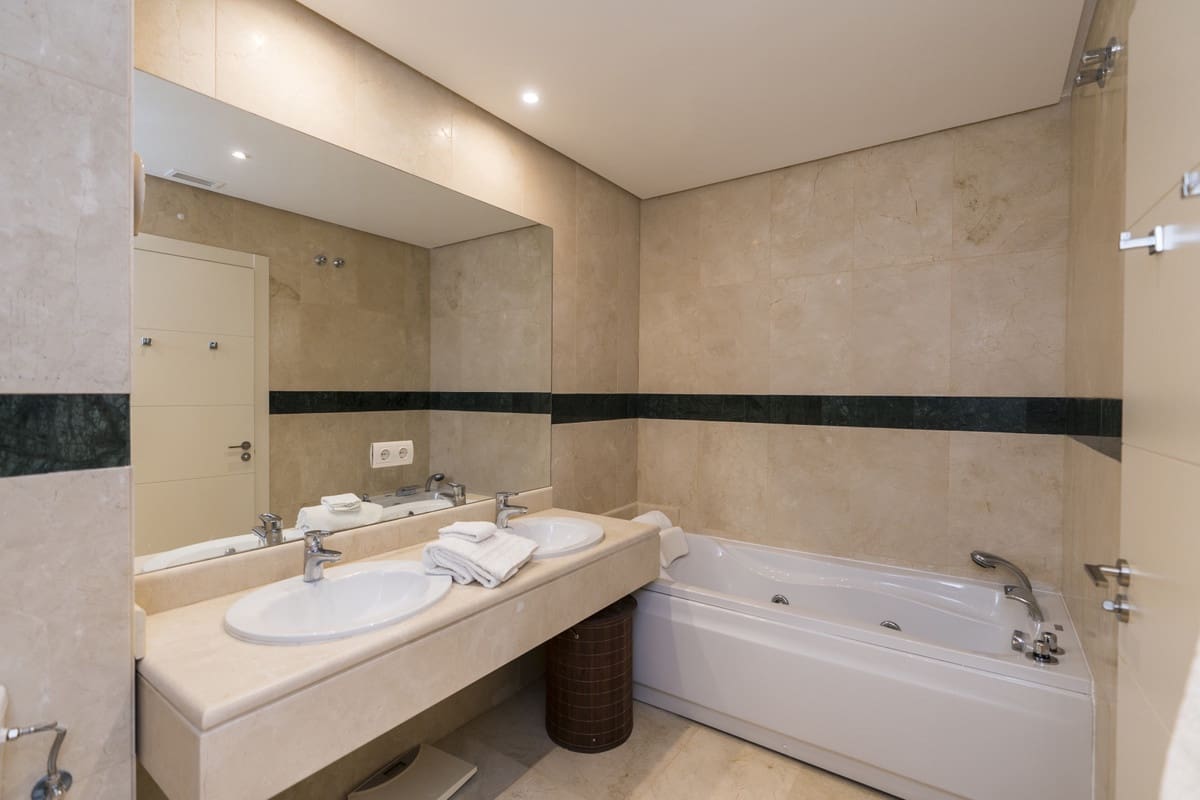 1 soverom Leilighet til salgs i Nueva Andalucia med svømmebasseng garasje - € 350 000 (Ref: 9510164)