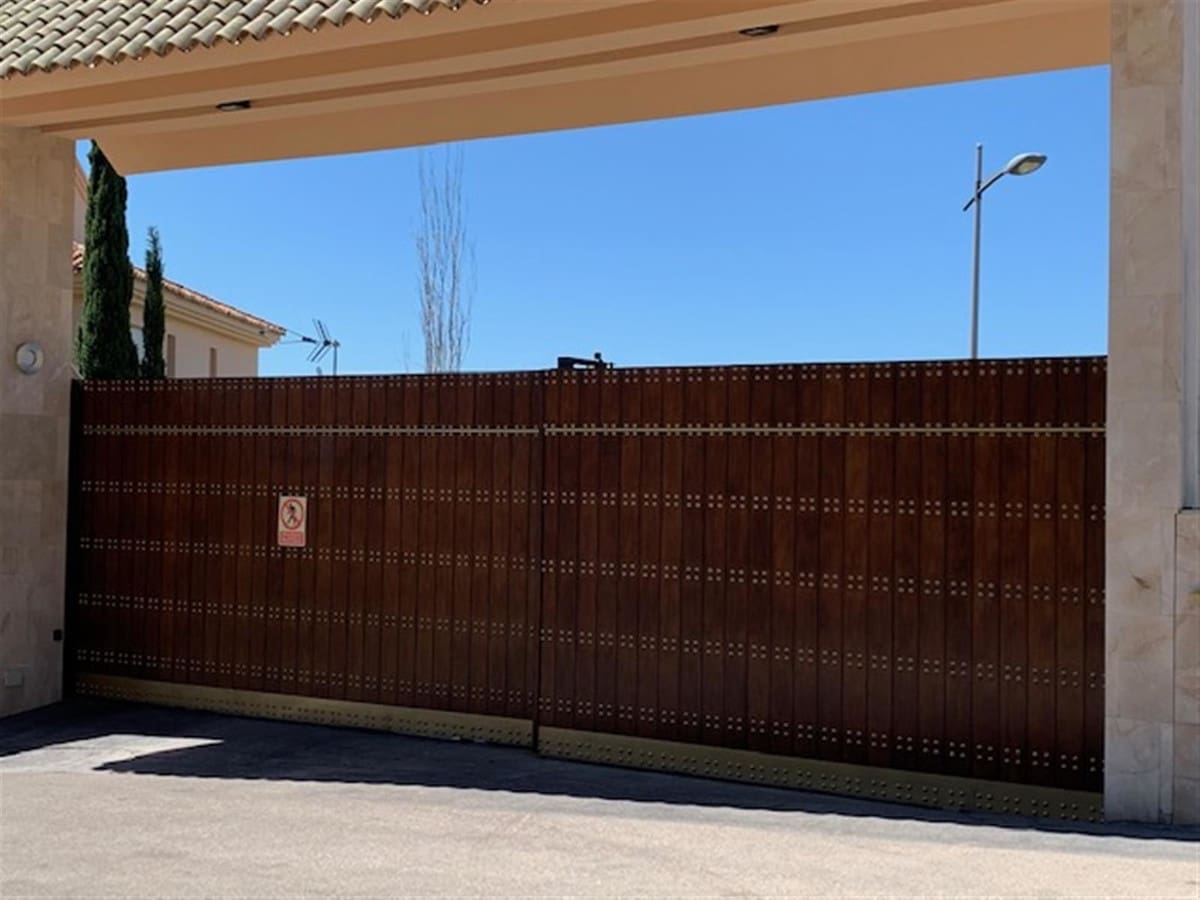 1 soverom Leilighet til salgs i Nueva Andalucia med svømmebasseng garasje - € 350 000 (Ref: 9510164)