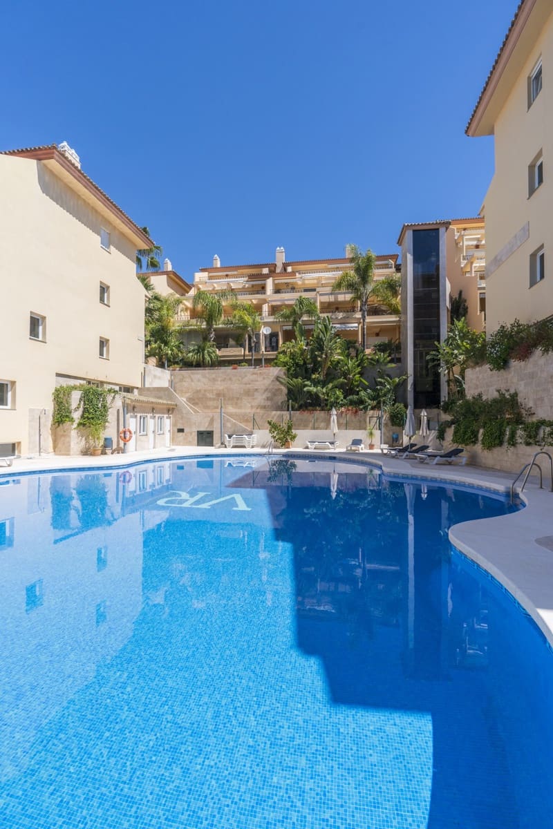 1 soverom Leilighet til salgs i Nueva Andalucia med svømmebasseng garasje - € 350 000 (Ref: 9510164)