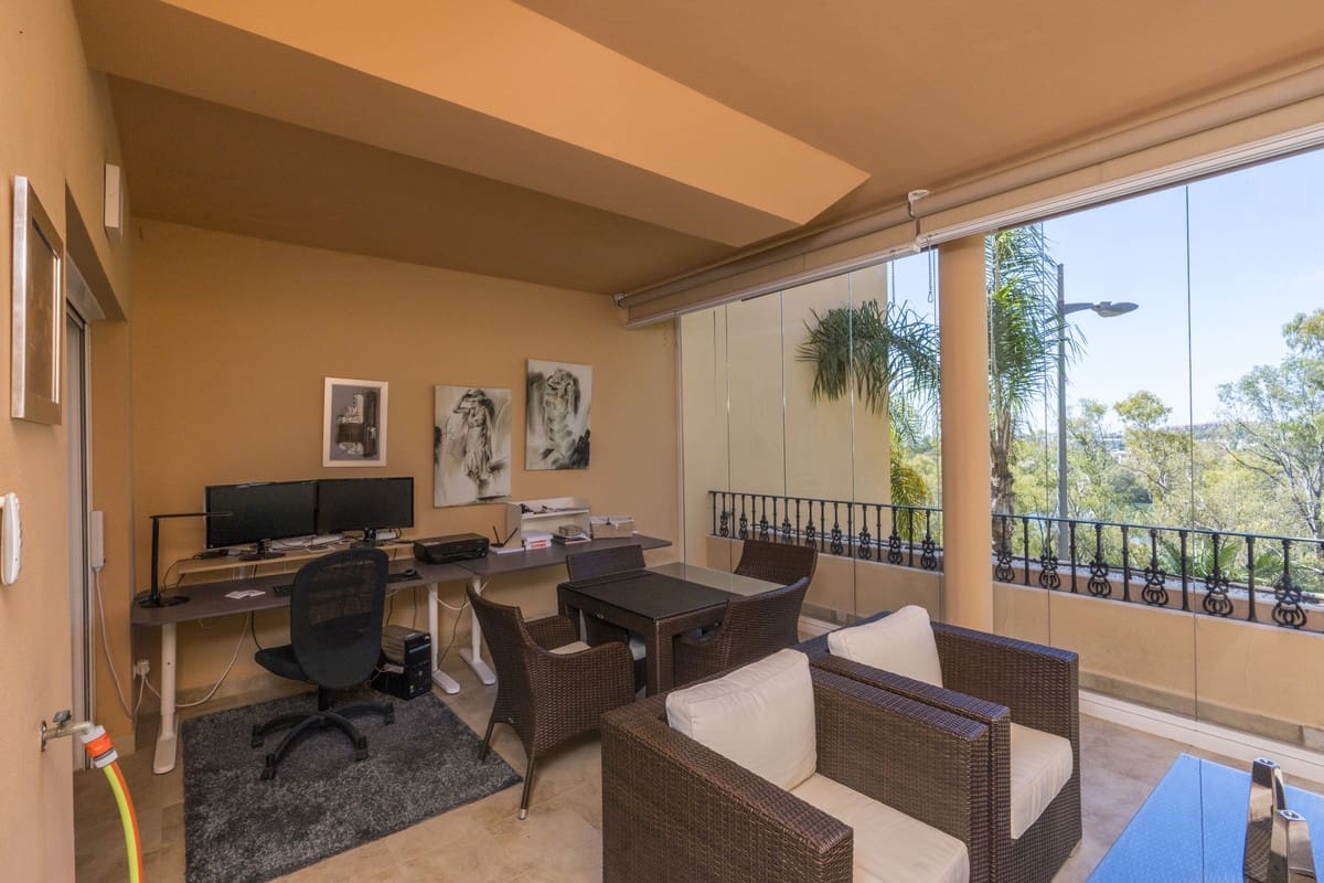 1 soverom Leilighet til salgs i Nueva Andalucia med svømmebasseng garasje - € 350 000 (Ref: 9510164)