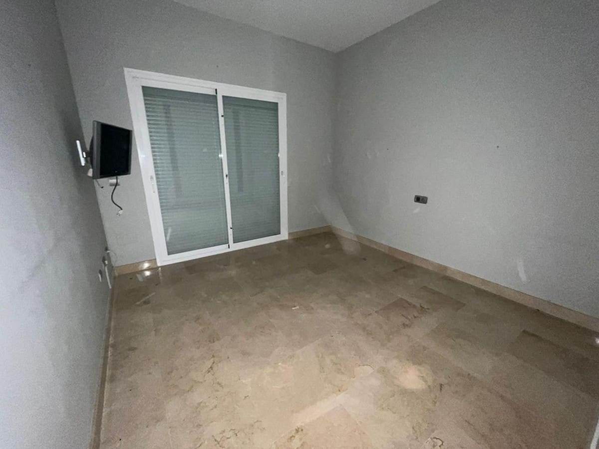 2 bedroom Apartment for sale in Estepona with pool garage - € 350,000 (Ref: 9510167)