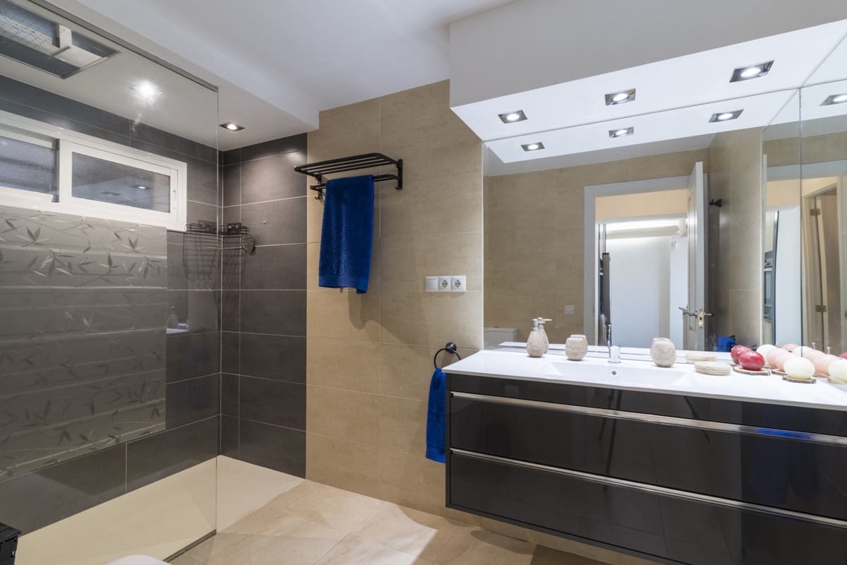 2 bedroom Apartment for sale in Benalmadena Costa - € 350,000 (Ref: 9510170)