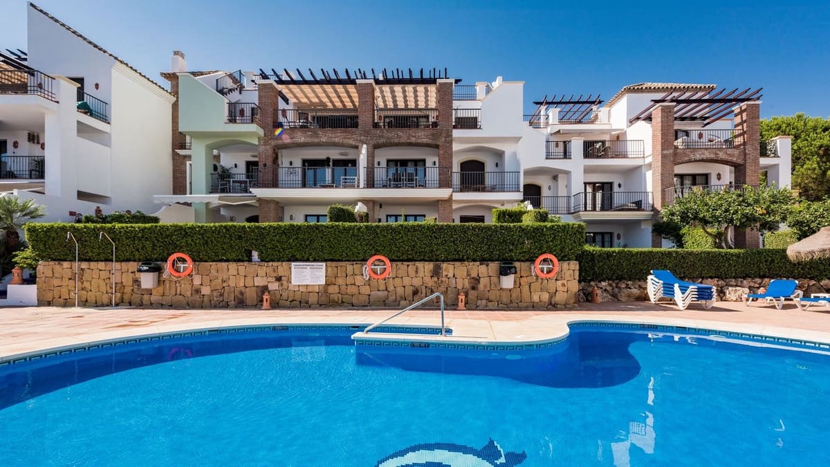 2 sovrum Lägenhet till salu i Benahavis med pool garage - 425 000 € (Ref: 9515870)