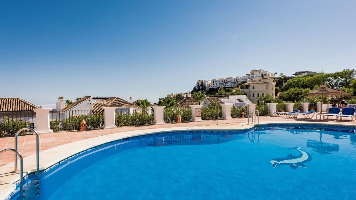 2 sovrum Lägenhet till salu i Benahavis med pool garage - 425 000 € (Ref: 9515870)