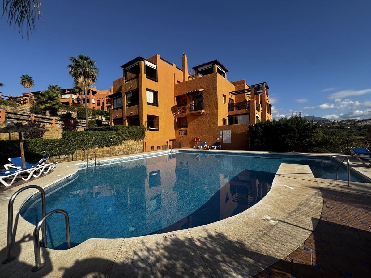2 bedroom Apartment for sale in Benahavis with garage - € 425,000 (Ref: 9516429)