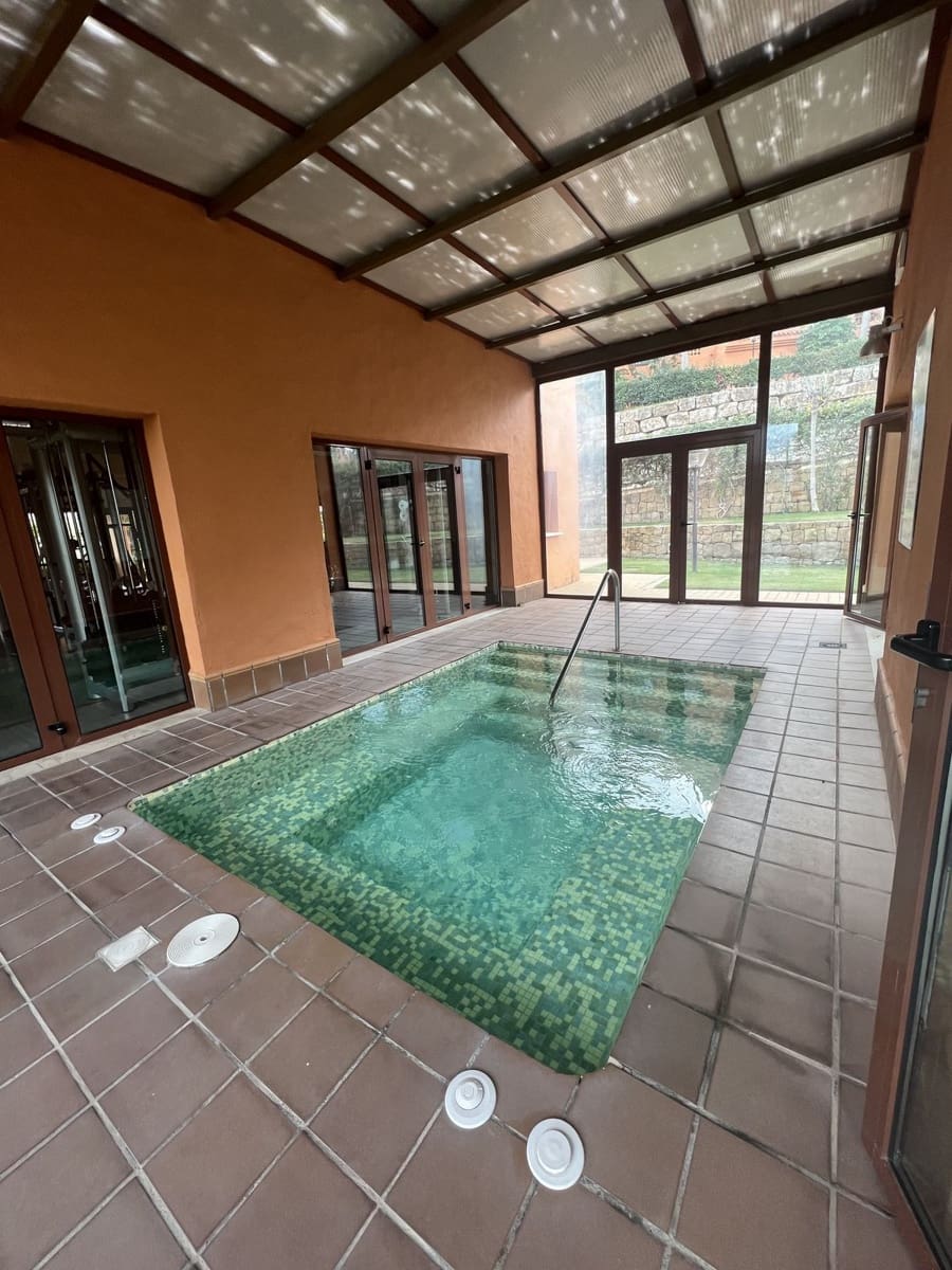 2 bedroom Apartment for sale in Benahavis with garage - € 425,000 (Ref: 9516429)