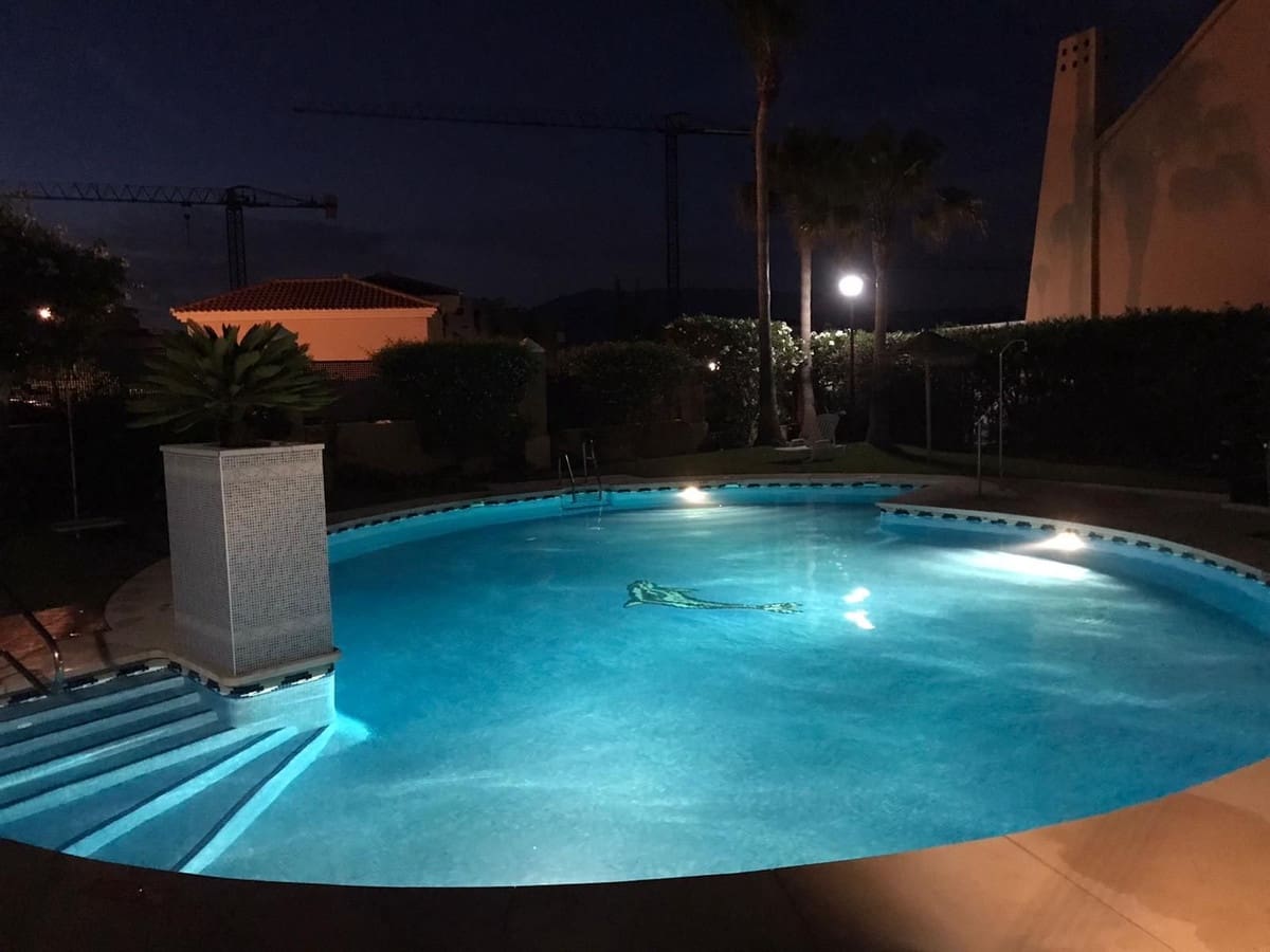 5 soveværelse Semi-Rækkehus til salg i Riviera del Sol med swimmingpool garage - € 429.000 (Ref: 9522794)