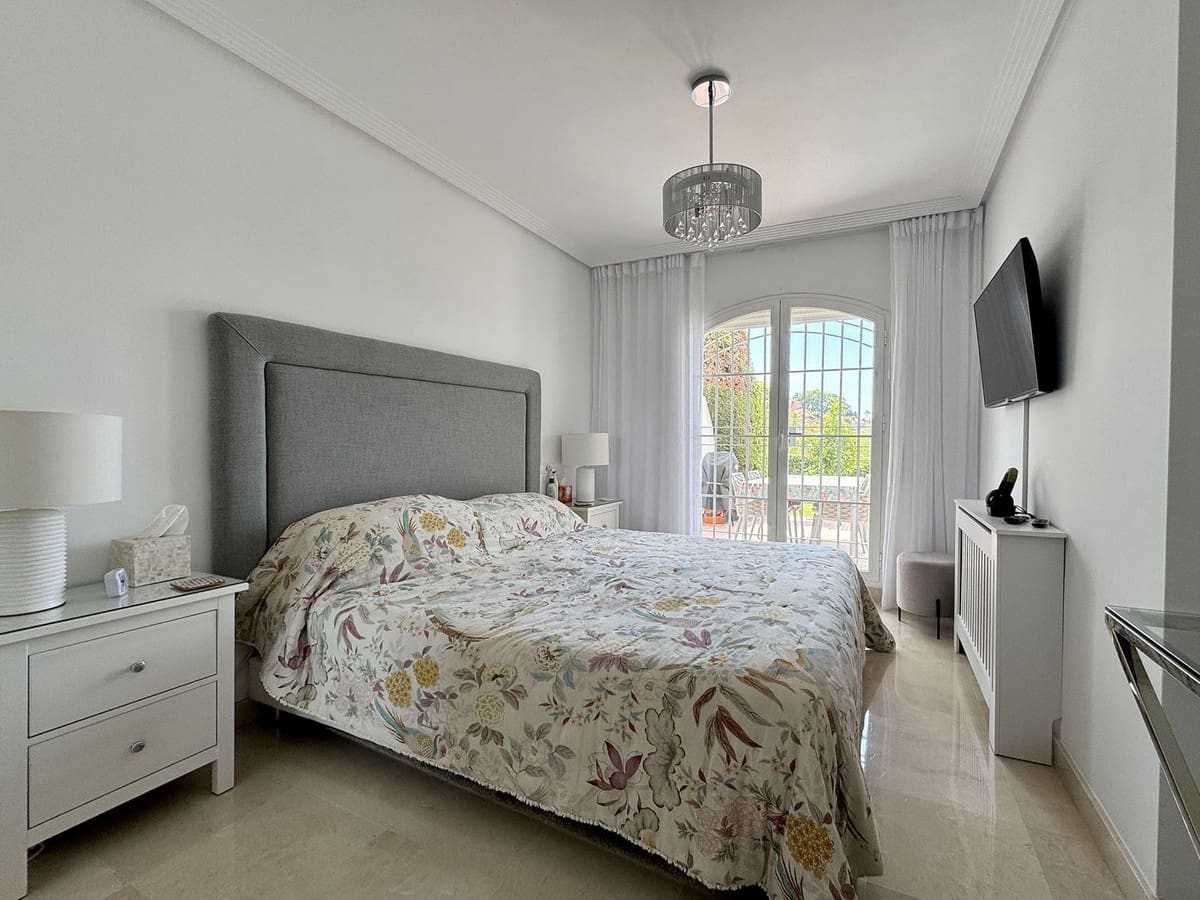 2 soverom Leilighet til salgs i Benahavis med svømmebasseng garasje - € 430 000 (Ref: 9523445)