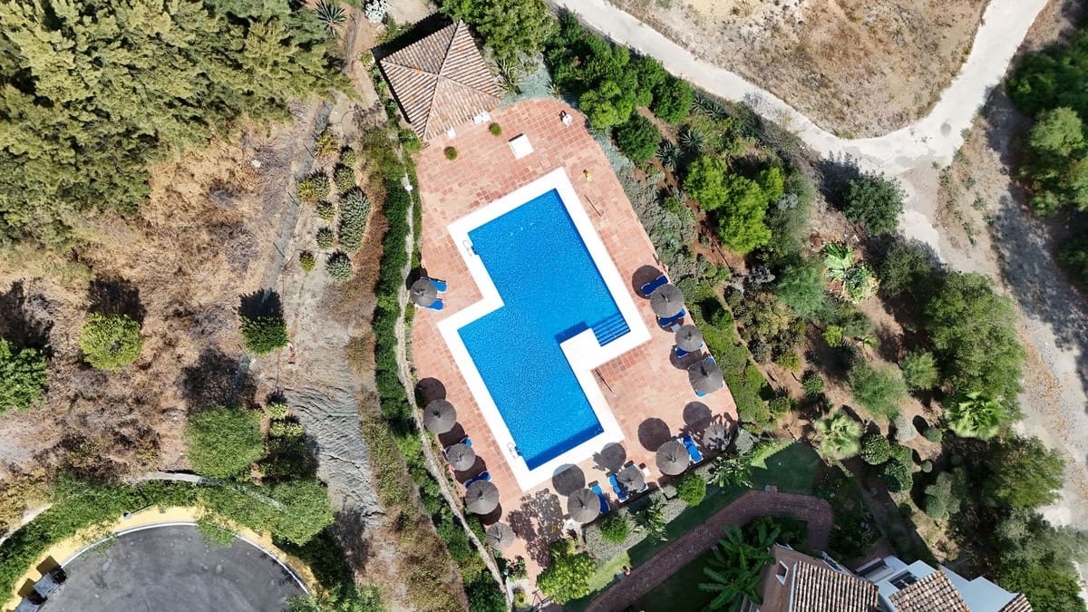 2 soverom Leilighet til salgs i Benahavis med svømmebasseng garasje - € 430 000 (Ref: 9523445)