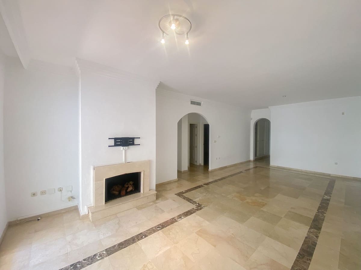 2 soverom Leilighet til salgs i Nueva Andalucia med svømmebasseng garasje - € 430 000 (Ref: 9523514)