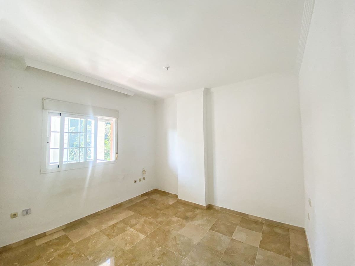 2 soverom Leilighet til salgs i Nueva Andalucia med svømmebasseng garasje - € 430 000 (Ref: 9523514)