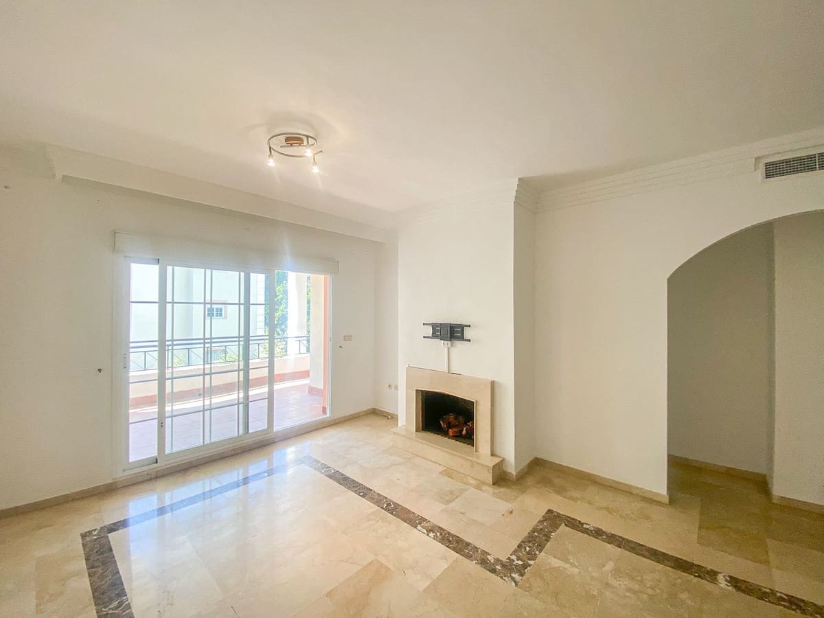 2 soverom Leilighet til salgs i Nueva Andalucia med svømmebasseng garasje - € 430 000 (Ref: 9523514)