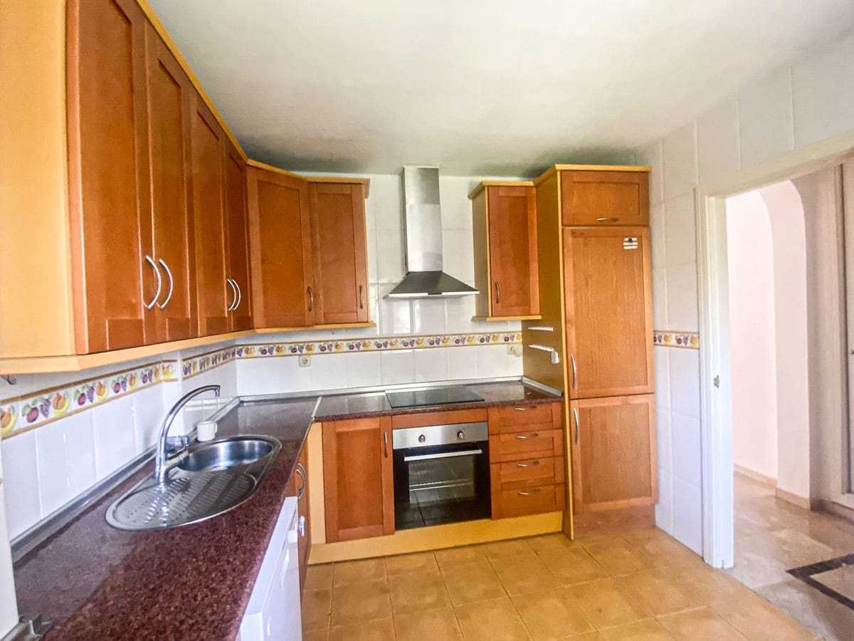 2 soverom Leilighet til salgs i Nueva Andalucia med svømmebasseng garasje - € 430 000 (Ref: 9523514)