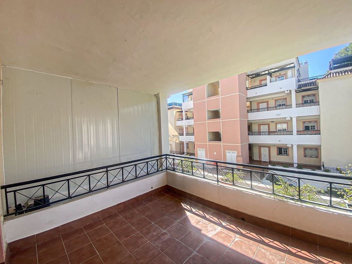2 soverom Leilighet til salgs i Nueva Andalucia med svømmebasseng garasje - € 430 000 (Ref: 9523514)