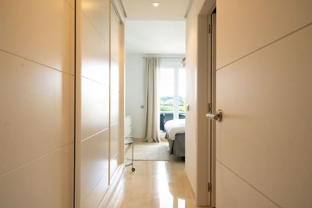 2 makuuhuone Huoneisto myytävänä paikassa Los Arqueros - Puerto del Almendro, Benahavís mukana uima-altaan 
autotalli - 435 000 € (Ref: 9523537)