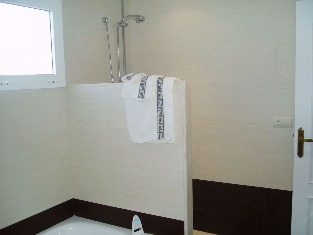 5 soverom Hus til salgs i Estepona med svømmebasseng - € 435 000 (Ref: 9525009)