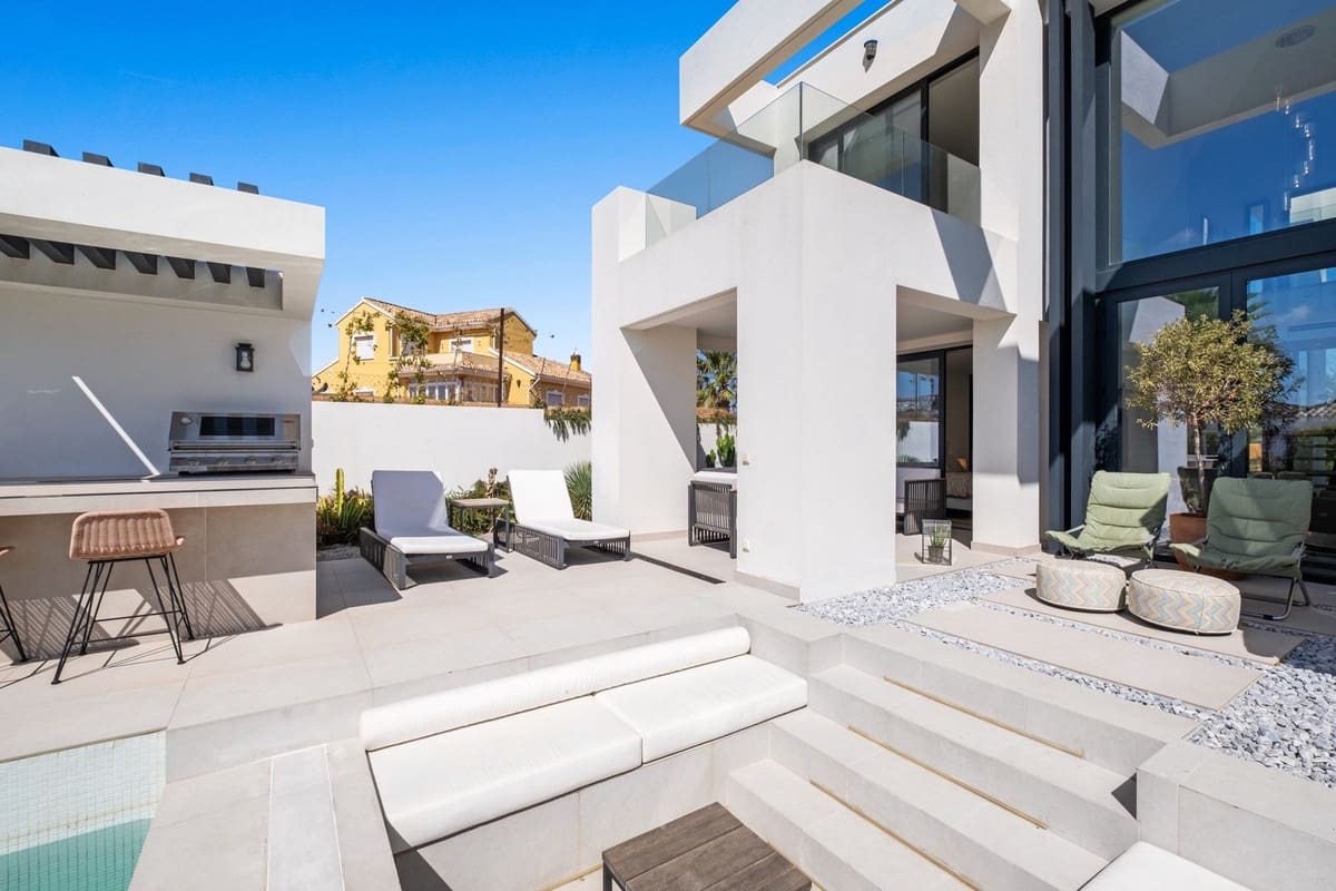 4 soverom Villa til salgs i Riviera del Sol med svømmebasseng garasje - € 1 875 000 (Ref: 9528311)