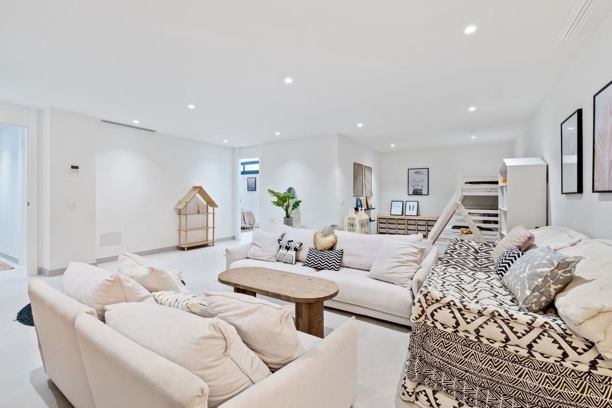 4 soverom Villa til salgs i Riviera del Sol med svømmebasseng garasje - € 1 875 000 (Ref: 9528311)