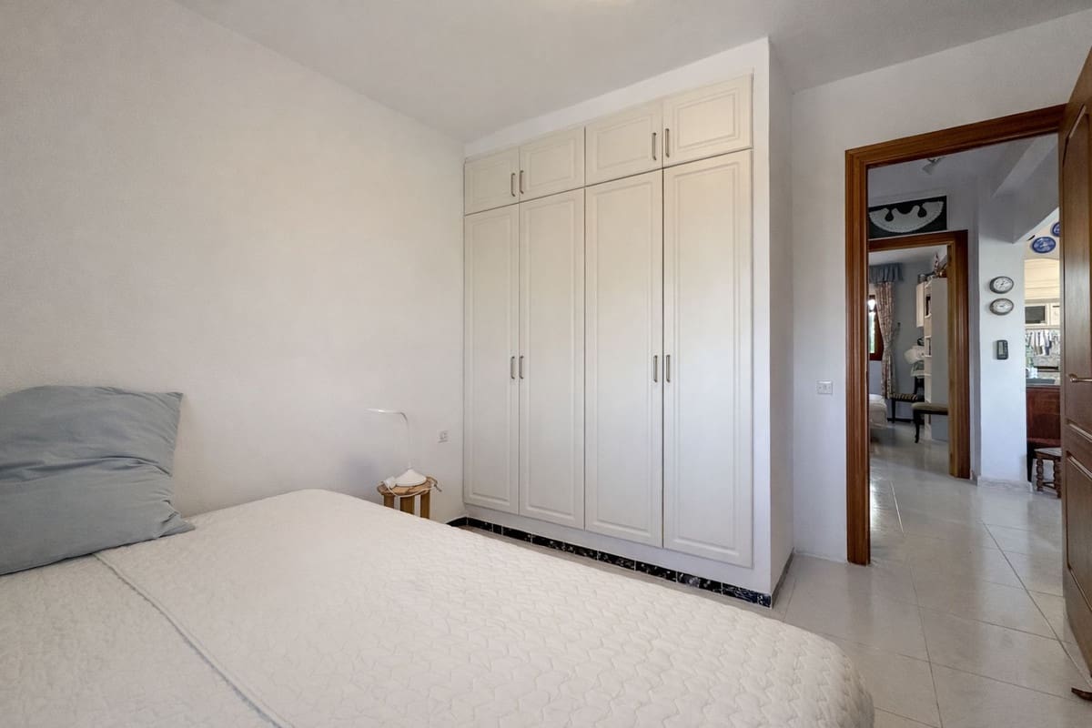 2 bedroom Townhouse for sale in Benalmadena with pool - € 260,000 (Ref: 9528457)