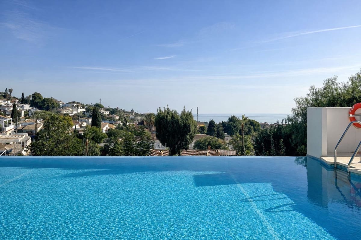 2 bedroom Townhouse for sale in Benalmadena with pool - € 260,000 (Ref: 9528457)