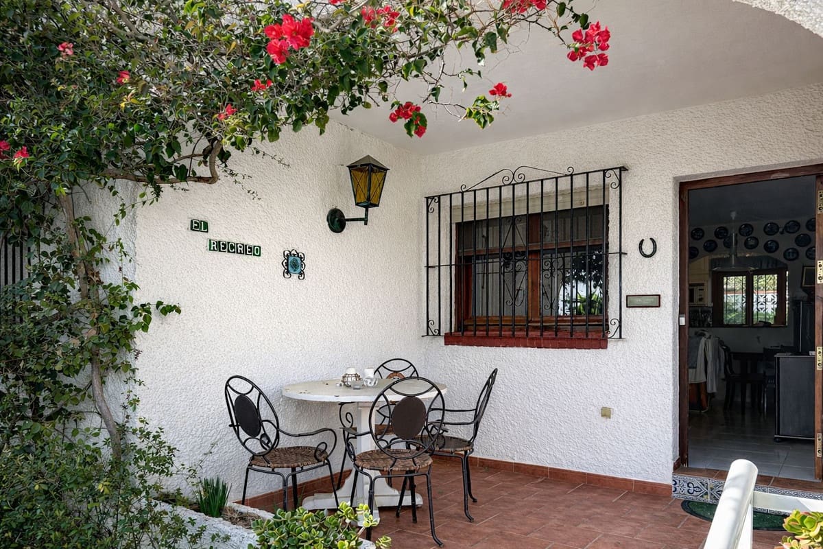 2 bedroom Townhouse for sale in Benalmadena with pool - € 260,000 (Ref: 9528457)