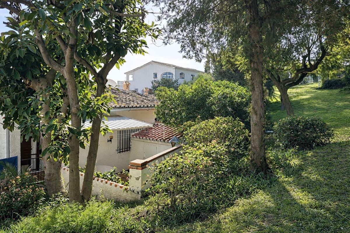 2 bedroom Townhouse for sale in Benalmadena with pool - € 260,000 (Ref: 9528457)