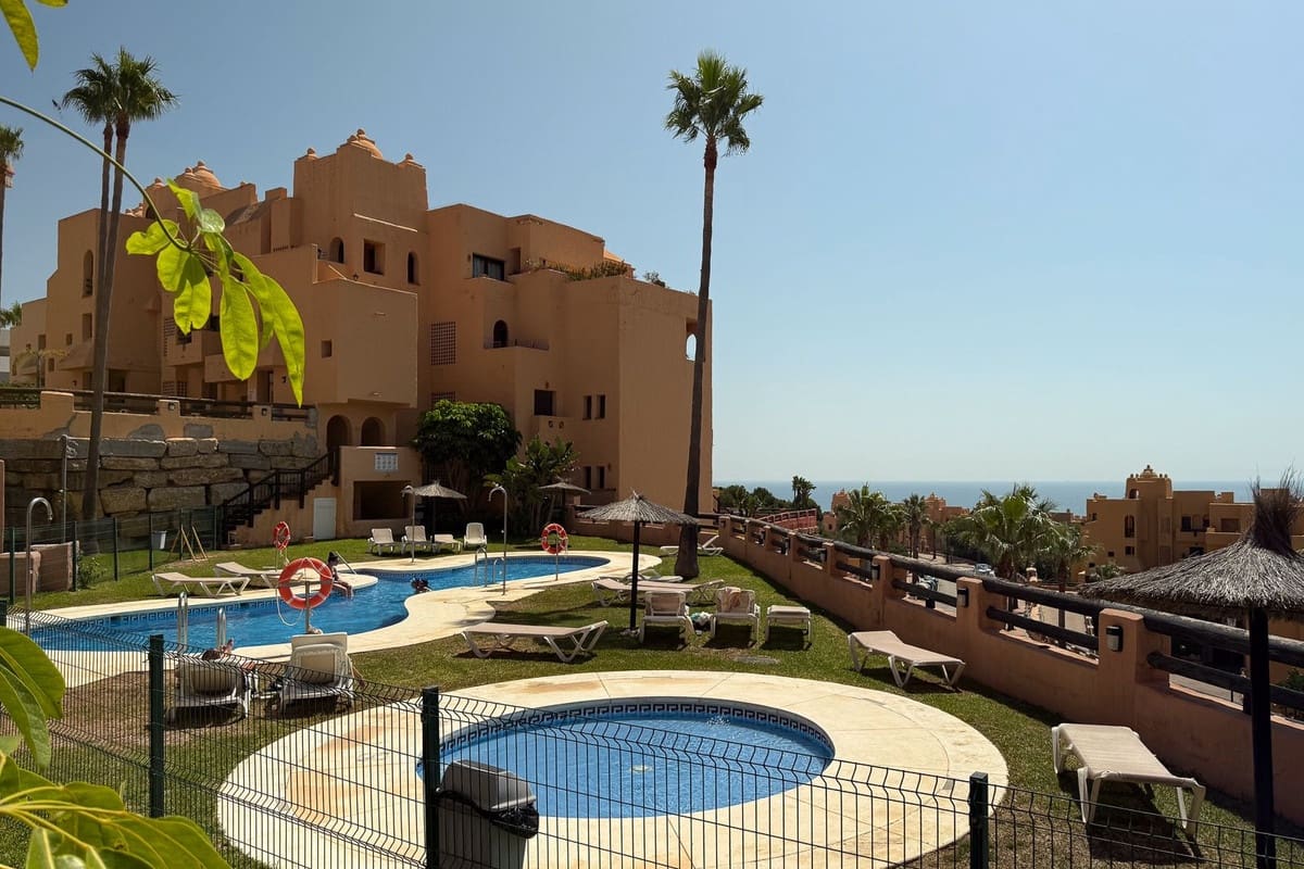 2 chambre Appartement à vendre à La Duquesa / Puerto de la Duquesa avec piscine garage - 265 000 € (Ref: 9528465)