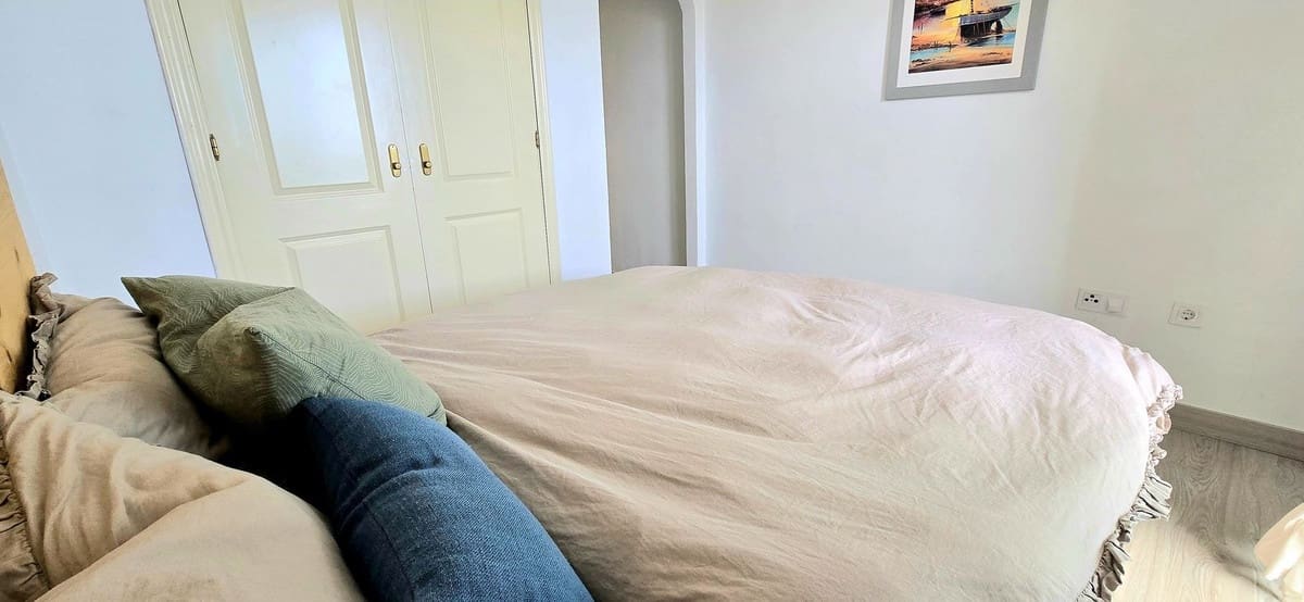 2 bedroom Apartment for sale in Fuengirola with pool - € 390,000 (Ref: 9534888)