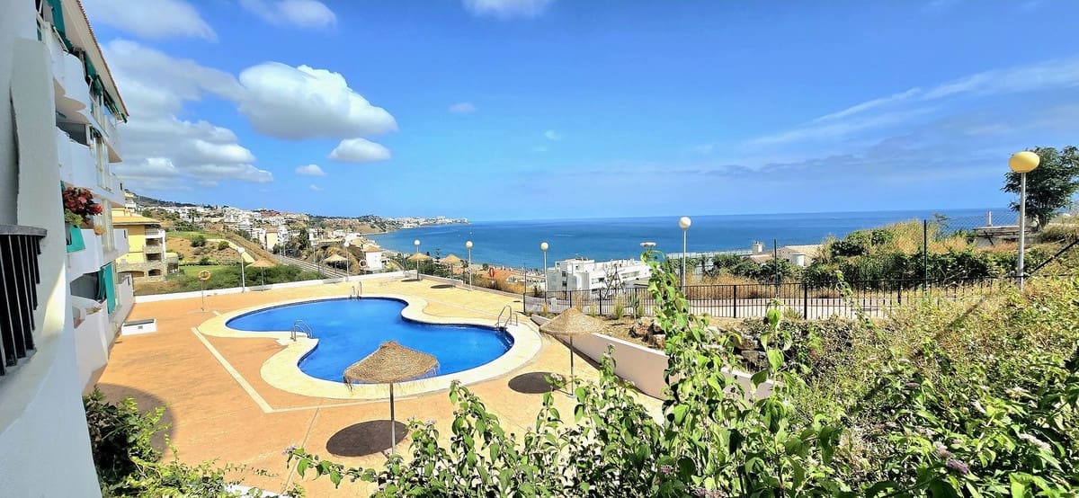 2 bedroom Apartment for sale in Fuengirola with pool - € 390,000 (Ref: 9534888)
