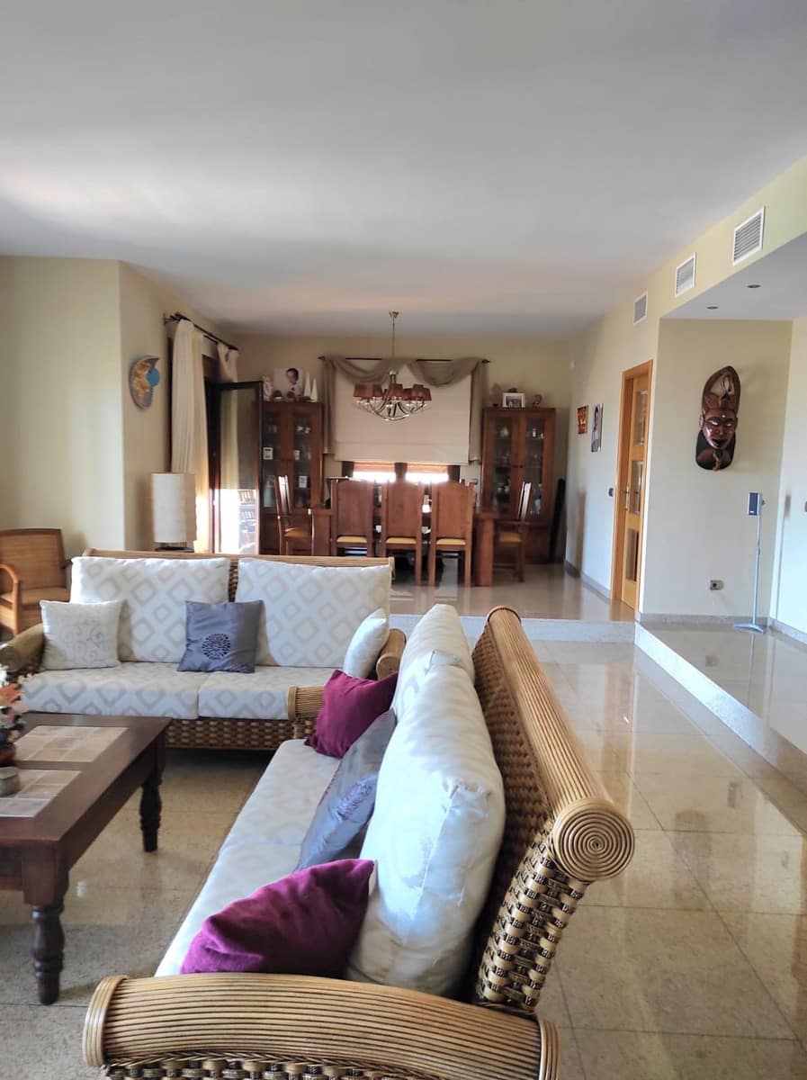 4 bedroom Villa for sale in La Sierrezuela with pool garage - € 995,000 (Ref: 9534895)