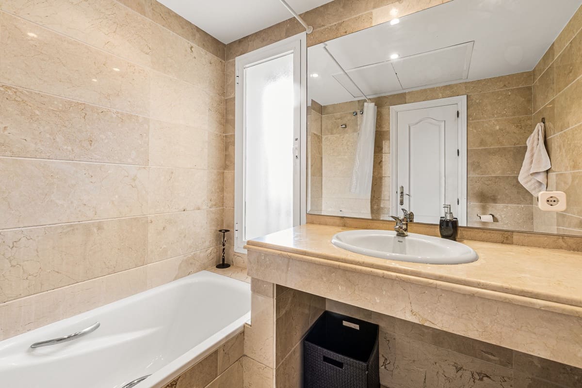 2 quarto Apartamento para venda em Nueva Andalucia com piscina - 399 000 € (Ref: 9534953)