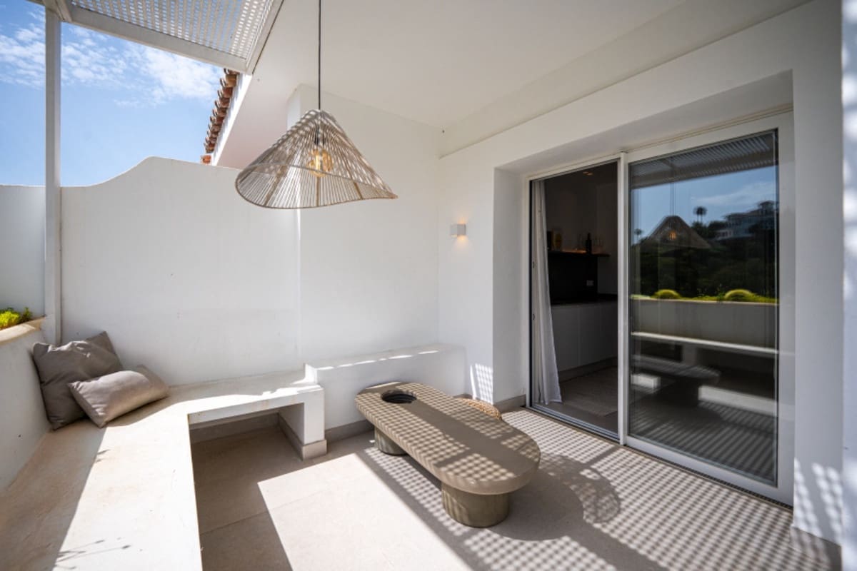 2 bedroom Apartment for sale in Benahavis with pool garage - € 595,000 (Ref: 9535059)