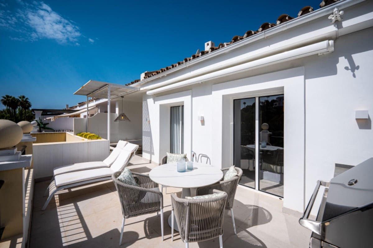 2 bedroom Apartment for sale in Benahavis with pool garage - € 595,000 (Ref: 9535059)