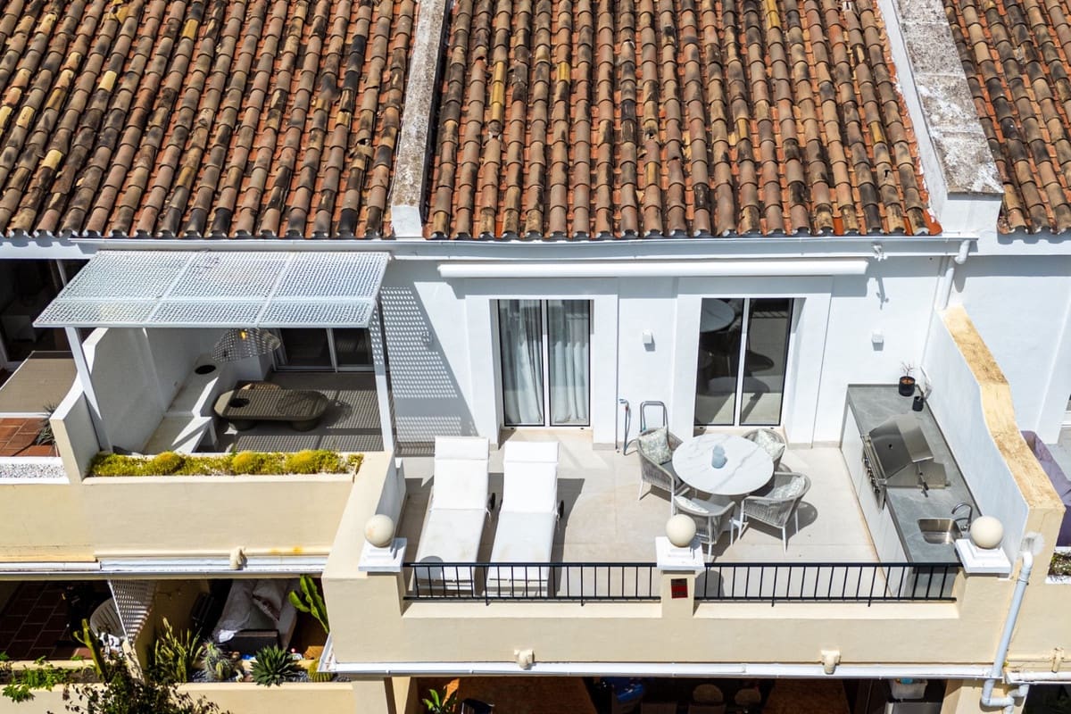 2 bedroom Apartment for sale in Benahavis with pool garage - € 595,000 (Ref: 9535059)