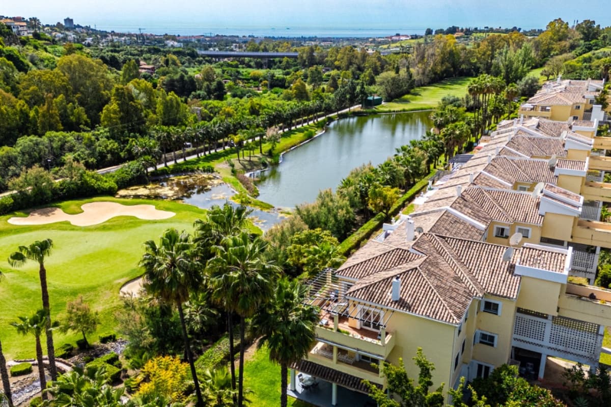 2 bedroom Apartment for sale in Benahavis with pool garage - € 595,000 (Ref: 9535059)