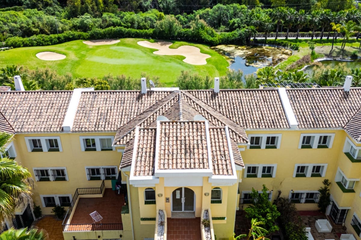 2 bedroom Apartment for sale in Benahavis with pool garage - € 595,000 (Ref: 9535059)